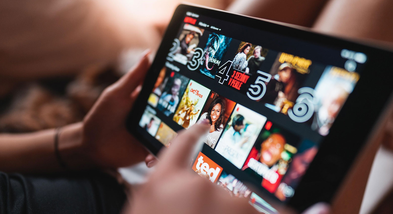 Patient regardant Netflix à l’hôpital